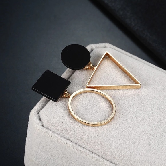 Jewelry - Elegant Black and Gold Geometric Fashion Earrings